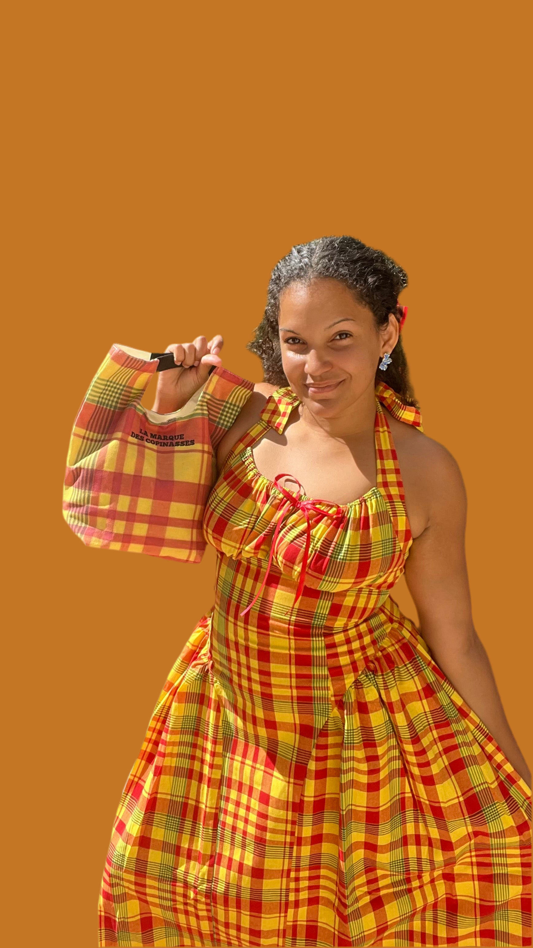 Doublée entièrement et fermeture éclair invisible 